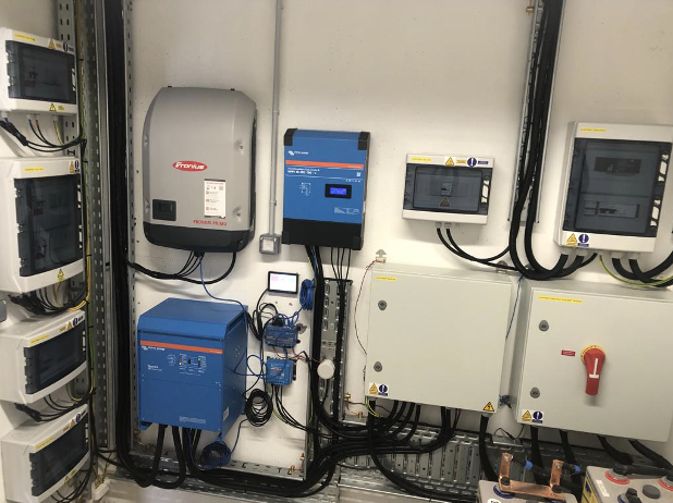 Centrale photovoltaïque avec stockage sur batteries pour un gîte isolé au Grand-Bornand (74450) Centrale photovoltaïque avec stockage sur batteries pour un gîte isolé au Grand-Bornand (74450)